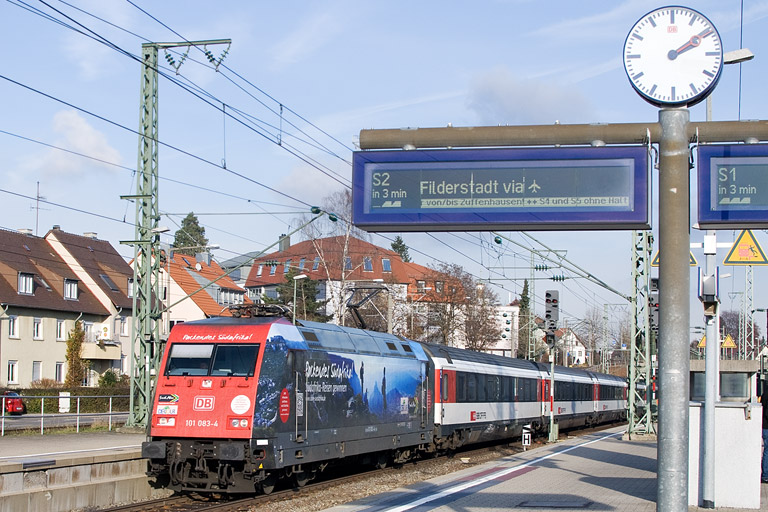 101 083 mit IC 187 bei km 15,6 (Dezember 2012)