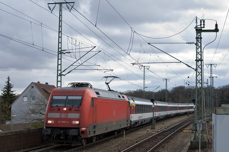 101 090 mit IC 280 bei km 16,8 (Januar 2012)