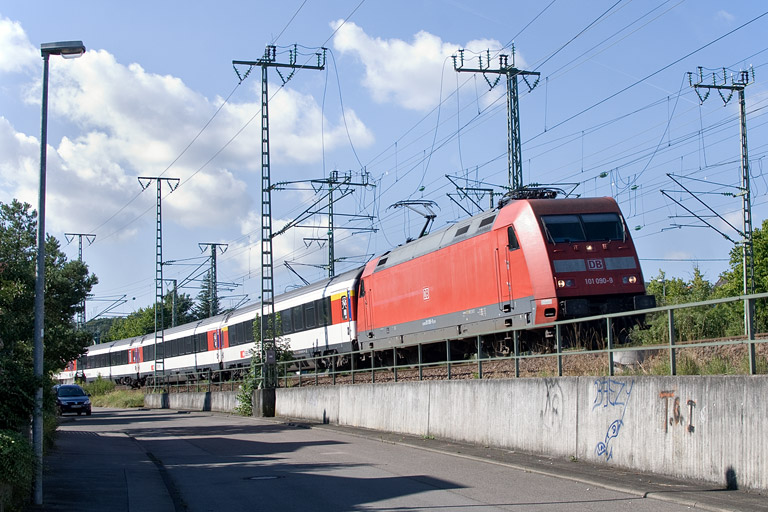 101 090 mit IC 284 bei km 16,6 (August 2012)