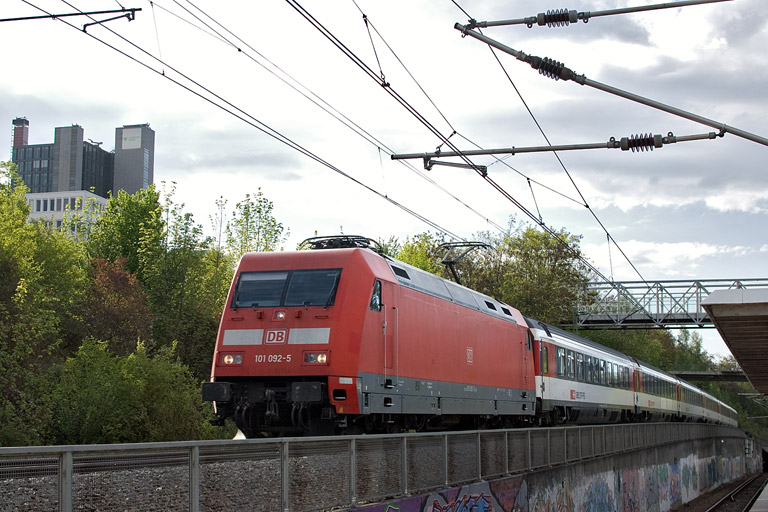 101 092 mit IC 283 bei km 14,0 (Mai 2012)