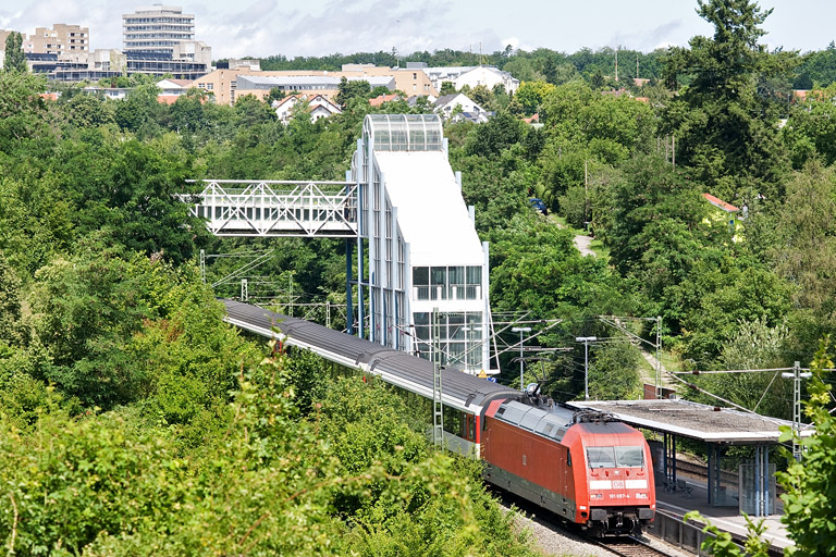 101 097 mit IC 185 bei km 14,2 (Juli 2012)