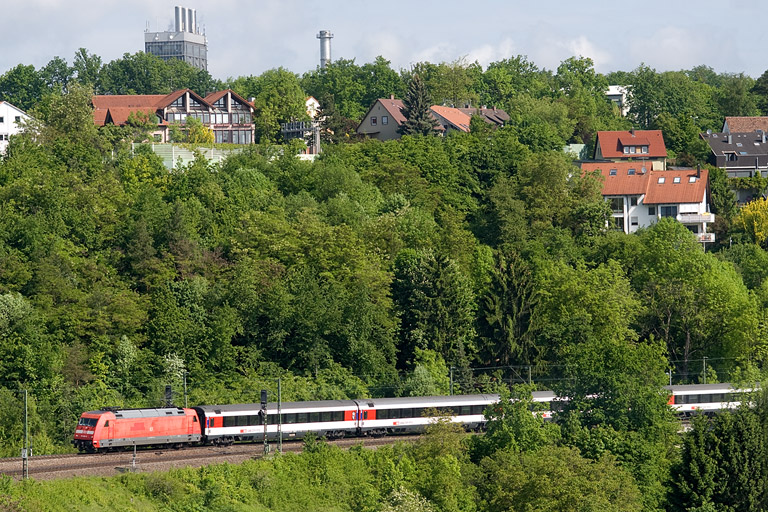 101 099 mit IC 183 bei km 13,4 (Mai 2012)