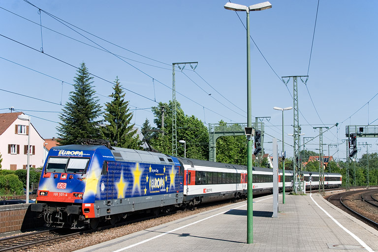 101 101 mit IC 183 bei km 16,6 (Mai 2012)