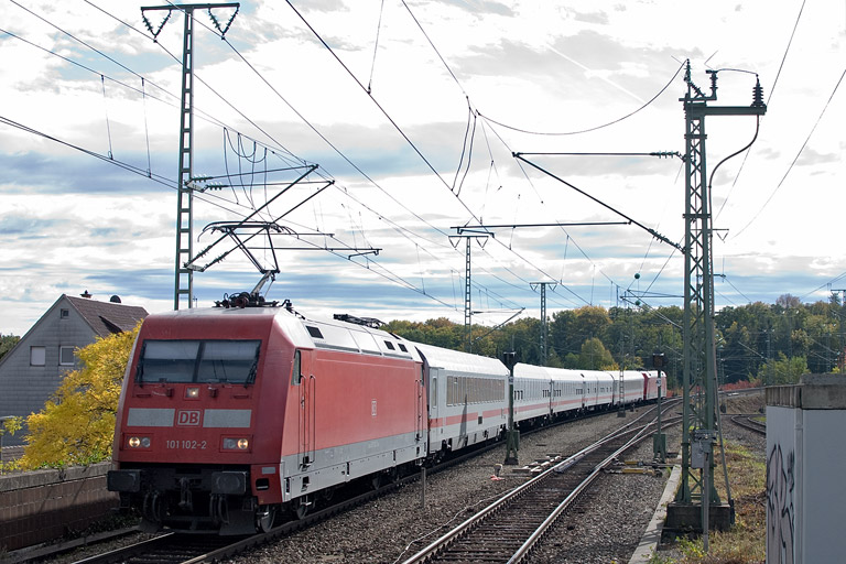 101 102 mit IC 1682 bei km 16,8 (Oktober 2012)