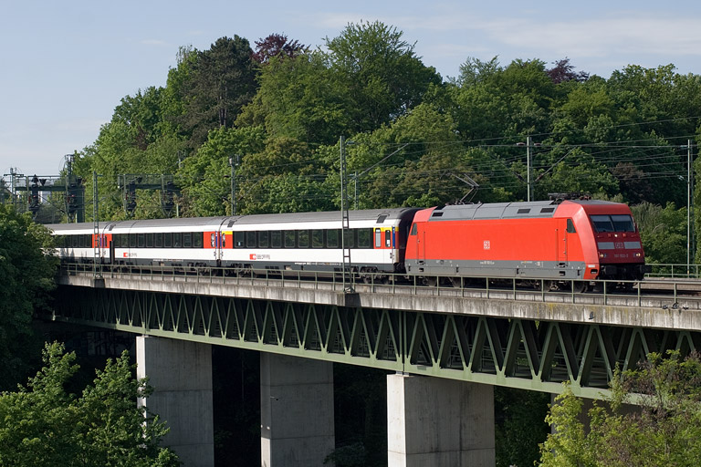 101 102 mit IC 284 bei km 14,6 (Mai 2012)