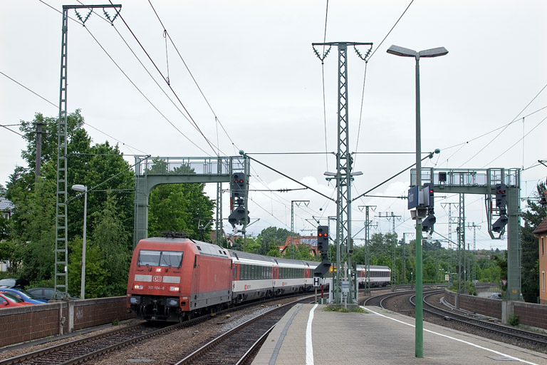 101 104 mit IC 183 bei km 16,6 (Juni 2012)