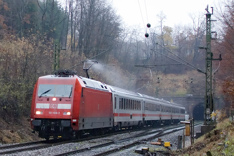 101 106 mit IC 1681 bei km 18,0 (November 2012)