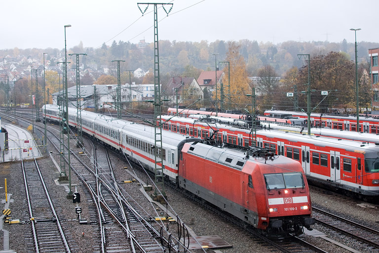 101 106 mit IC 1684 bei km 16,0 (November 2012)
