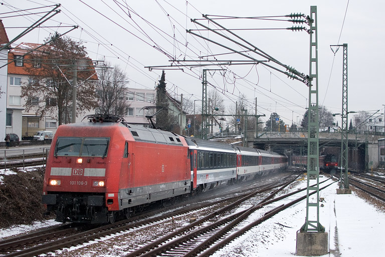 101 106 mit IC 181 bei km 15,4 (Februar 2012)