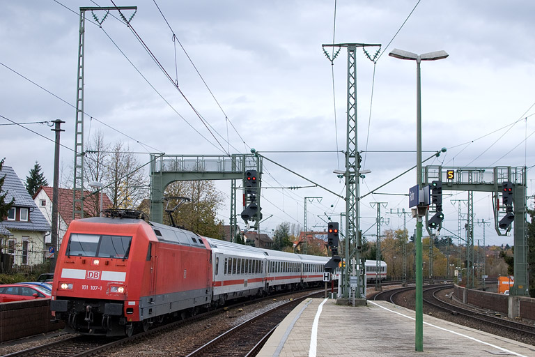 101 107 mit IC 1681 bei km 16,6 (November 2012)