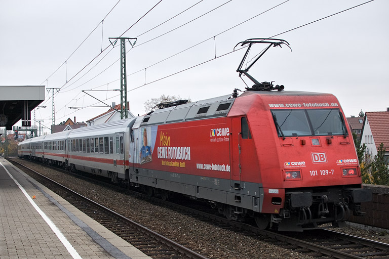 101 109 mit IC 1682 bei km 16,8 (November 2012)