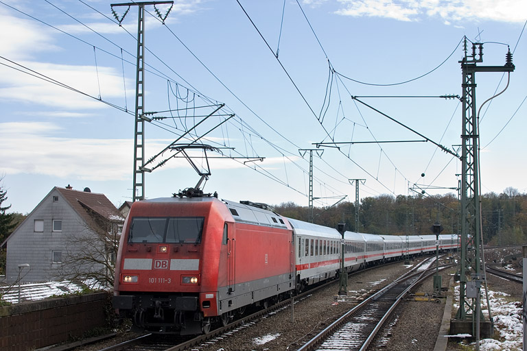 101 111 mit IC 1682 bei km 16,8 (Oktober 2012)