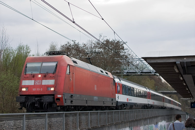 101 111 mit IC 283 bei km 14,0 (April 2012)