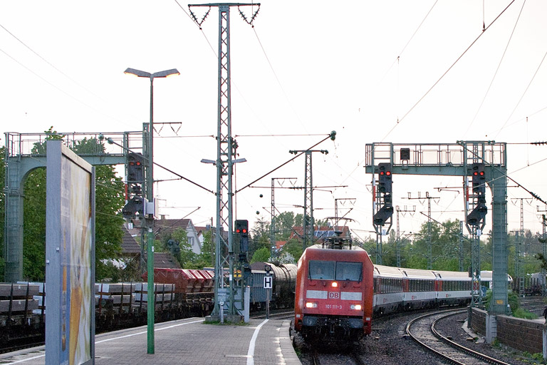 101 111 mit IC 285 bei km 16,6 (Mai 2012)
