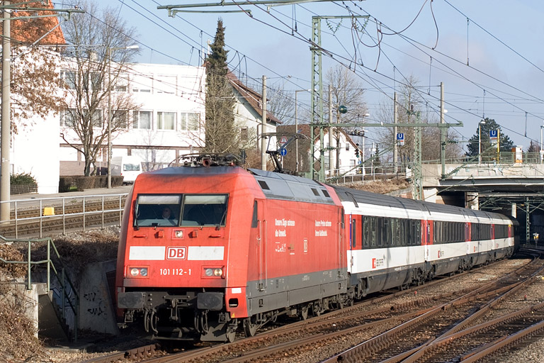 101 112 mit IC 185 bei km 15,4 (Januar 2012)