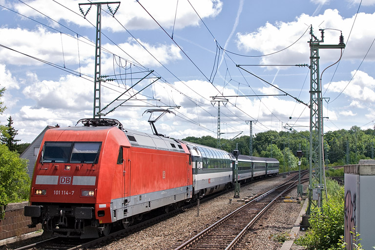101 114 mit IC 280 bei km 16,8 (Juni 2012)