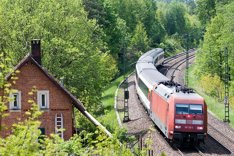 101 115 mit IC 280 bei km 19,2 (Mai 2012)