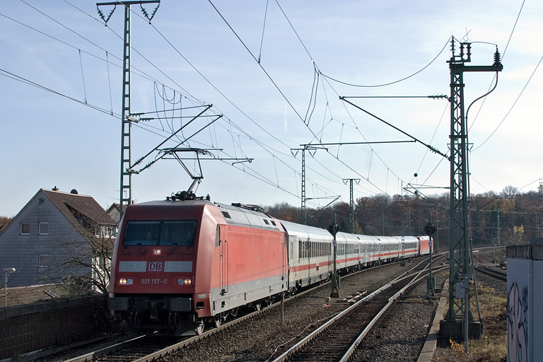 101 117 mit IC 1682 bei km 16,8 (November 2012)