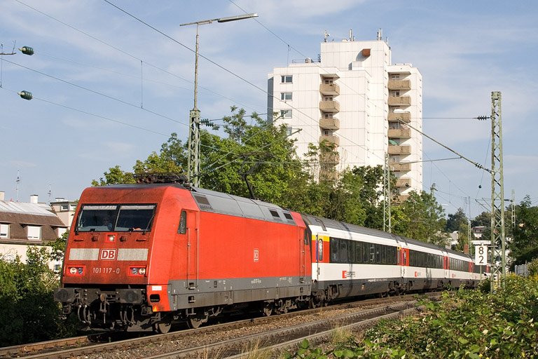 101 117 mit IC 184 bei km 8,2 (August 2012)