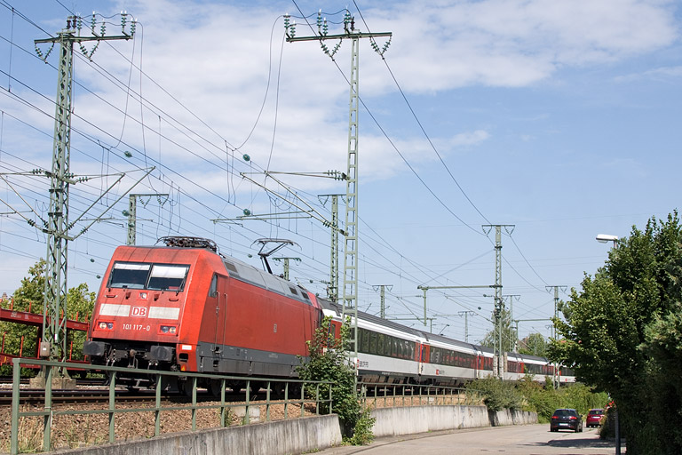 101 117 mit IC 185 bei km 16,6 (August 2012)