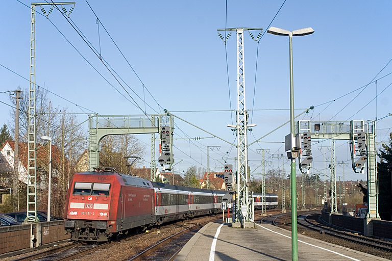 101 121 mit IC 183 bei km 16,6 (Januar 2012)