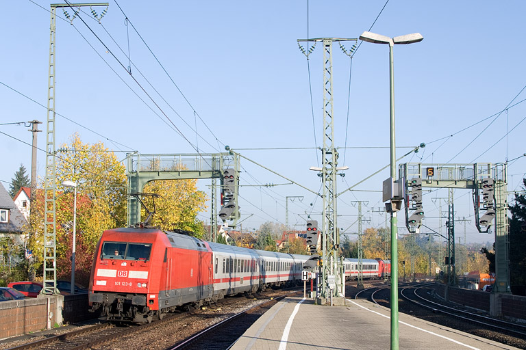 101 123 mit IC 1583 bei km 16,6 (Oktober 2012)