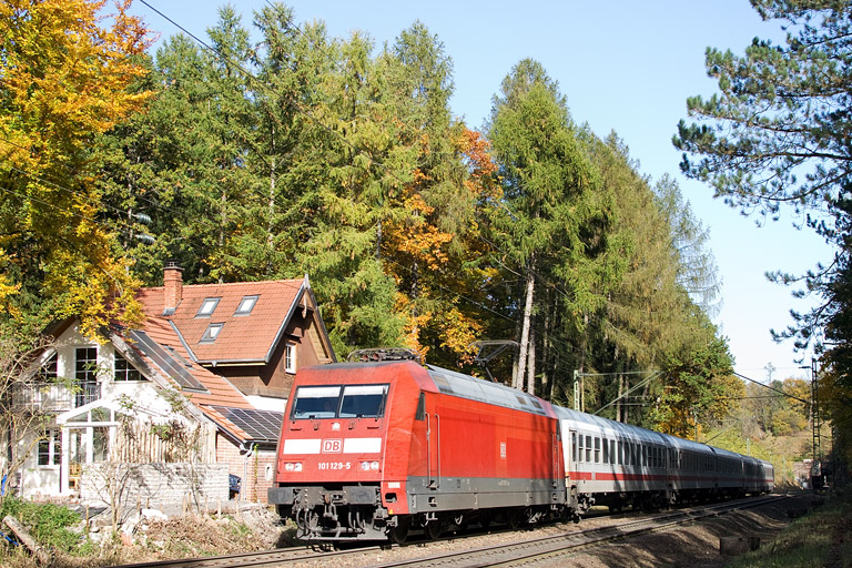 101 129 mit IC 1681 bei km 18,2 (Oktober 2012)
