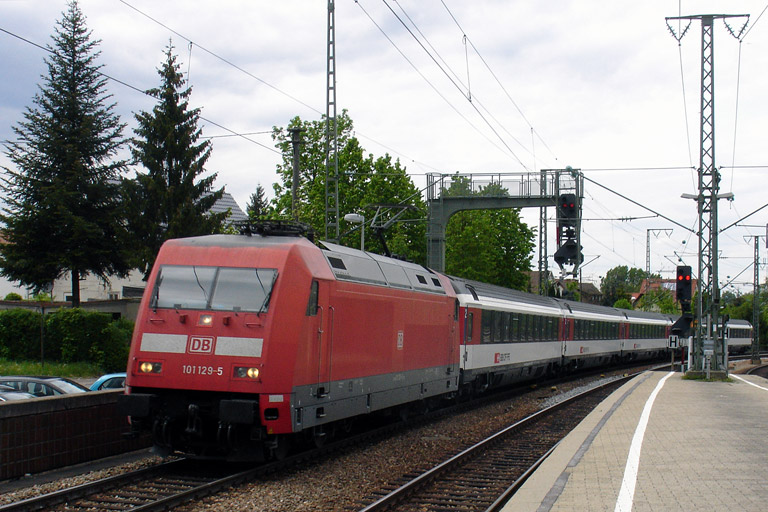 101 129 mit IC 281 bei km 16,6 (Mai 2012)