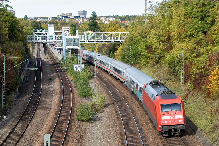 101 132 mit IC 1682 bei km 14,4 (Oktober 2012)