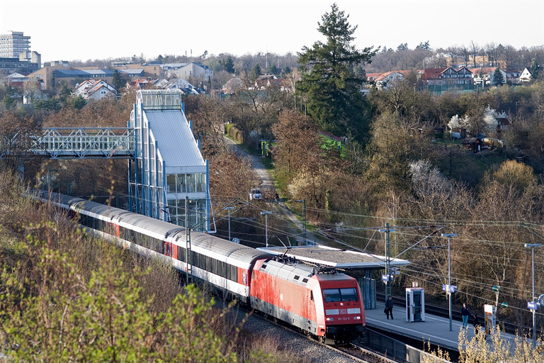 101 132 mit IC 283 bei km 14,2 (M&auml;rz 2012)