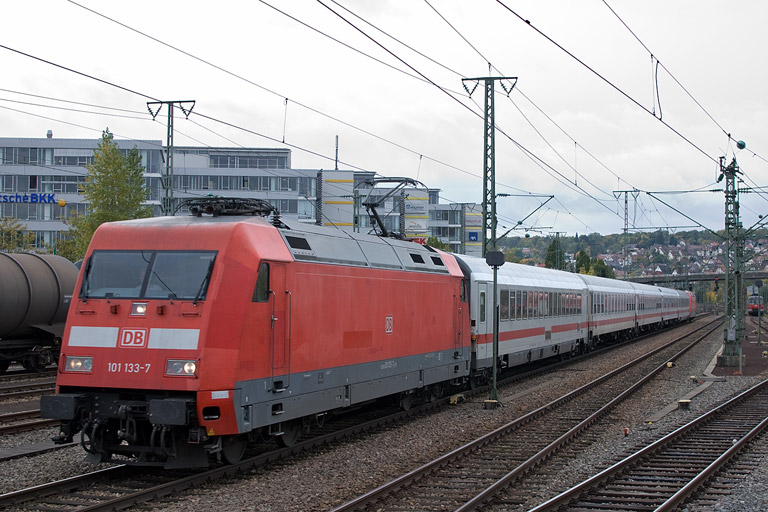 101 133 mit IC 1682 bei km 15,8 (Oktober 2012)