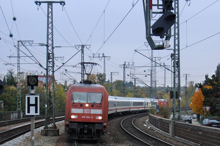 101 134 mit IC 1583 bei km 16,6 (Oktober 2012)