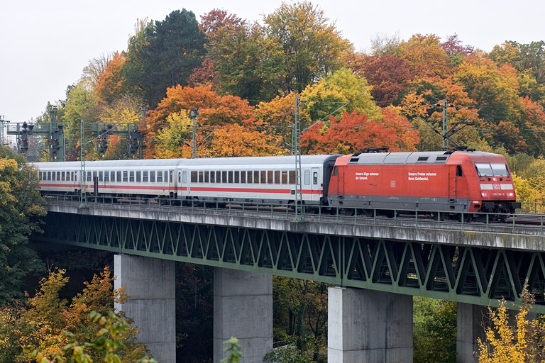 101 134 mit IC 1682 bei km 14,6 (Oktober 2012)