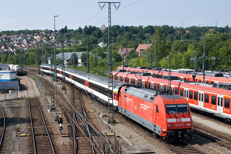 101 135 mit IC 282 bei km 16,0 (August 2012)