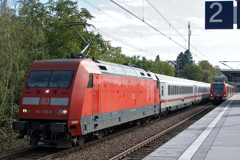 101 136 mit IC 1682 bei km 14,2 (Oktober 2012)