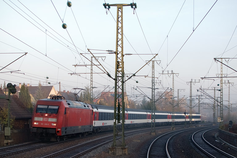 101 136 mit IC 181 bei km 16,6 (November 2012)