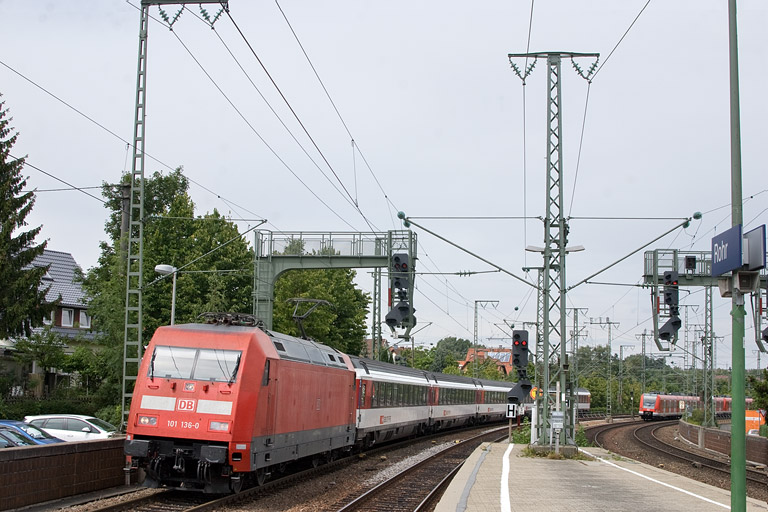 101 136 mit IC 187 bei km 16,6 (Juli 2012)