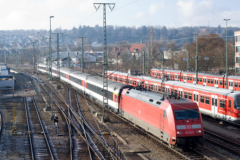 101 138 mit IC 282 bei km 16,0 (Januar 2012)