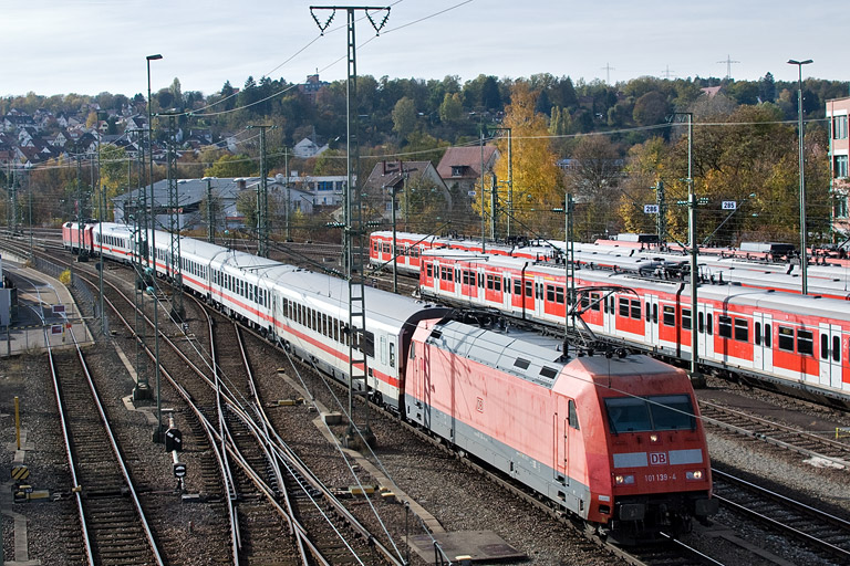 101 139 mit IC 1682 bei km 16,0 (November 2012)