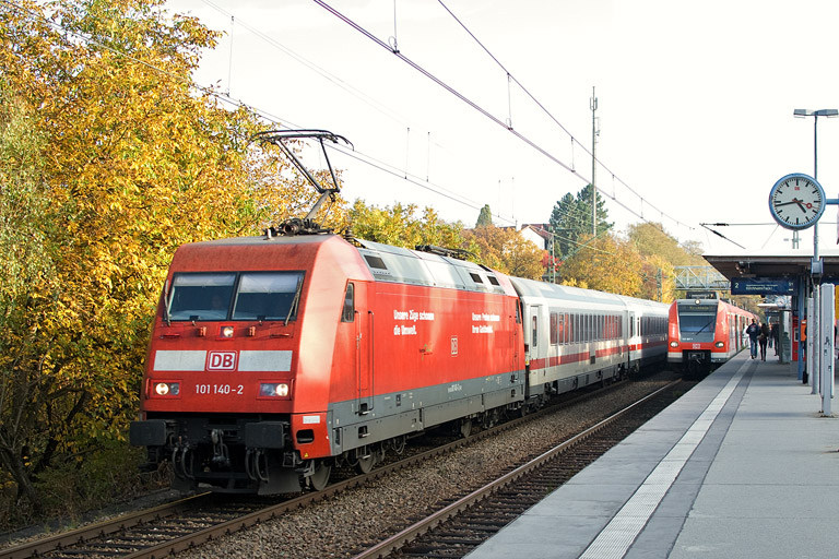101 140 mit IC 1586 bei km 14,2 (Oktober 2012)