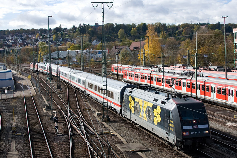 101 141 mit IC 1682 bei km 16,0 (November 2012)