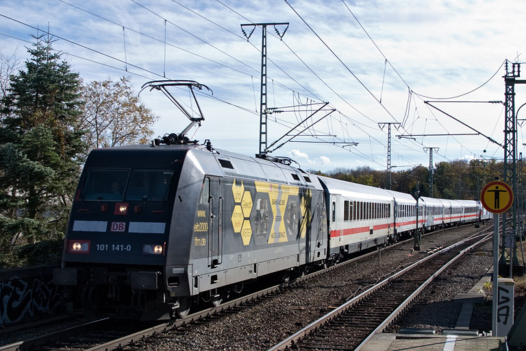 101 141 mit IC 1682 bei km 16,8 (November 2012)