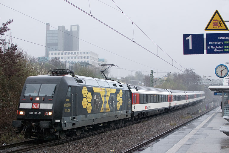 101 141 mit IC 283 bei km 14,2 (April 2012)