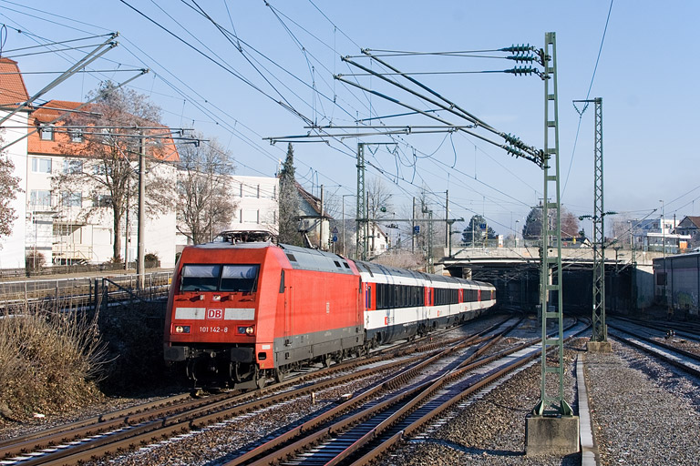 101 142 mit IC 183 bei km 15,4 (Dezember 2012)