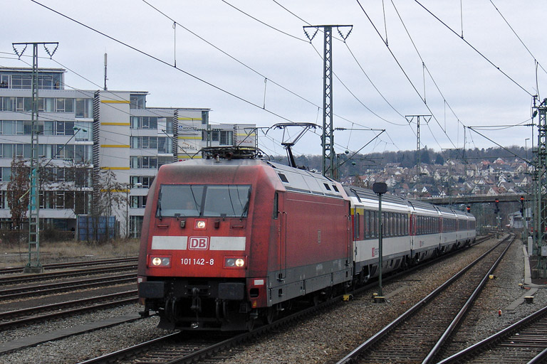 101 142 mit IC 284 bei km 15,8 (Februar 2012)