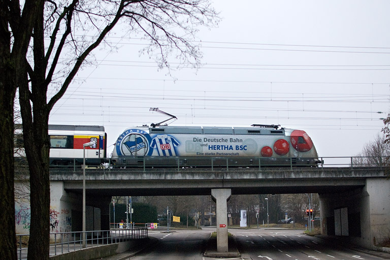 101 144 mit IC 186 bei km 16,4 (Januar 2012)