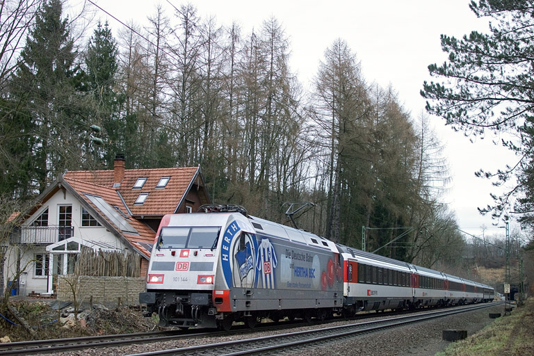 101 144 mit IC 187 bei km 18,2 (Dezember 2012)