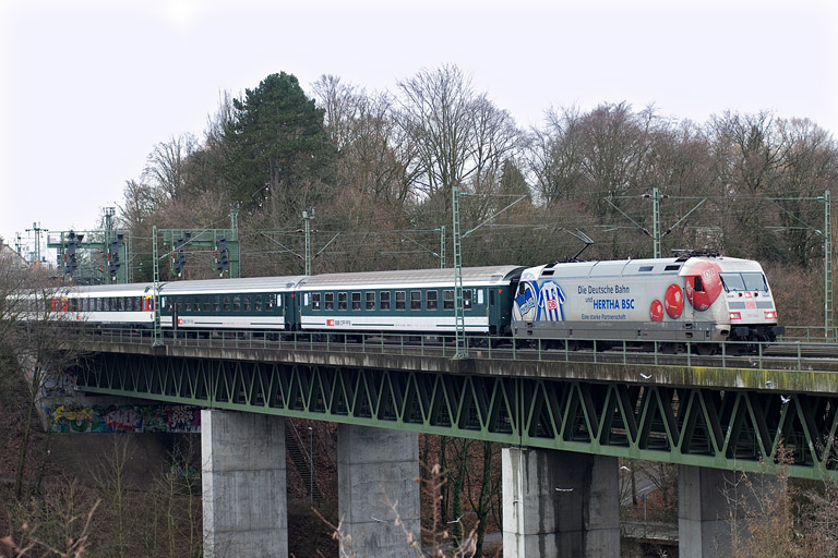 101 144 mit IC 282 bei km 14,6 (Dezember 2012)