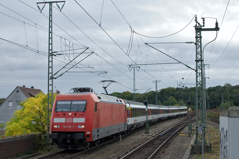 101 145 mit IC 282 bei km 16,8 (Oktober 2012)
