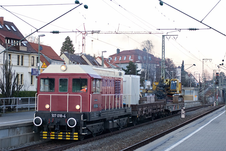 107 018 bei km 15,6 (Januar 2012)